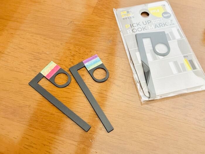 【セリア】ナゾの形状がミソ。挟むだけで…「あら、快適♡」ニッチだけど手放せなくなるかも〜