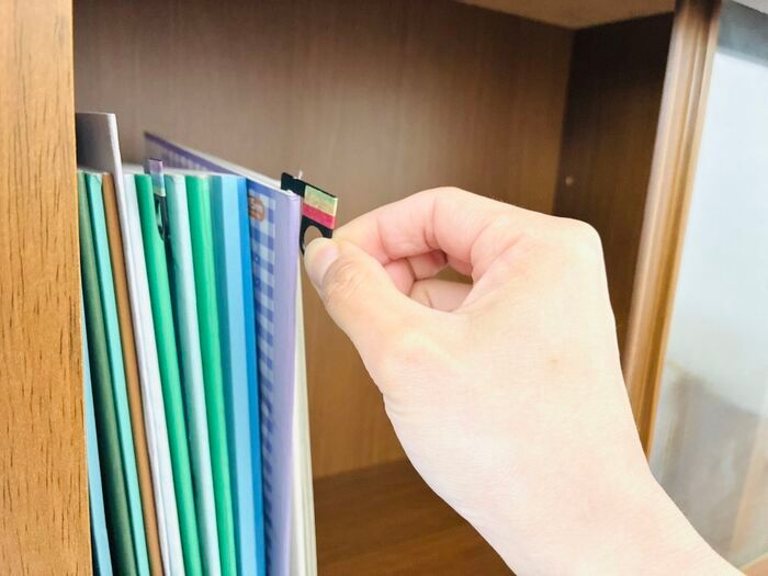 【セリア】ナゾの形状がミソ。挟むだけで…「あら、快適♡」ニッチだけど手放せなくなるかも〜