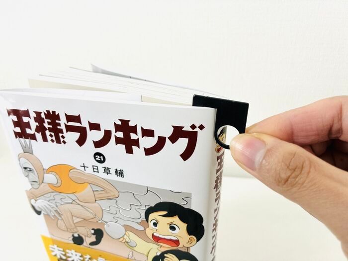 【セリア】ナゾの形状がミソ。挟むだけで…「あら、快適♡」ニッチだけど手放せなくなるかも〜