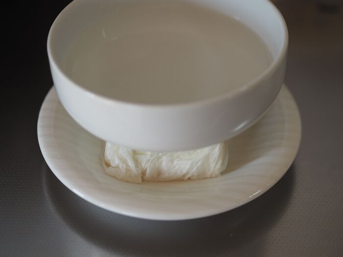 ①重しを乗せて水切りする方法