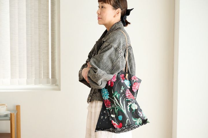 スタイリスト佐藤かなさんの春コーデ、花柄とバンダナ柄を組み合わせたマニプリのバッグ