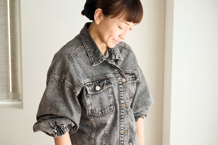 スタイリスト佐藤かなさんの春コーデ、サマンサモスモスのデニムジャケットをアシンメトリーにアレンジ