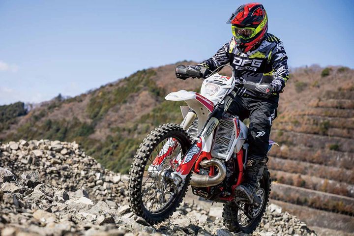 【BEAT RR2T250】「かつてHonda CRF250XでJNCCに参戦していた時に愛用していたリクルス。独特の切れ感は慣れると扱いやすかったが、最新バージョンはクセもなくスパッと切れる。繋がり方も安定していて、もはや装着していることを忘れるほど。難所の多い箇所では不用意に前に進んでしまうこともあり得るので、基本的にはクロスカントリー向けと言えるでしょう」