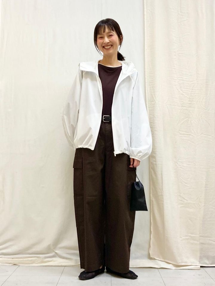 白アウターはどんな着こなしにも合わせやすく重宝します 出典：StyleHint