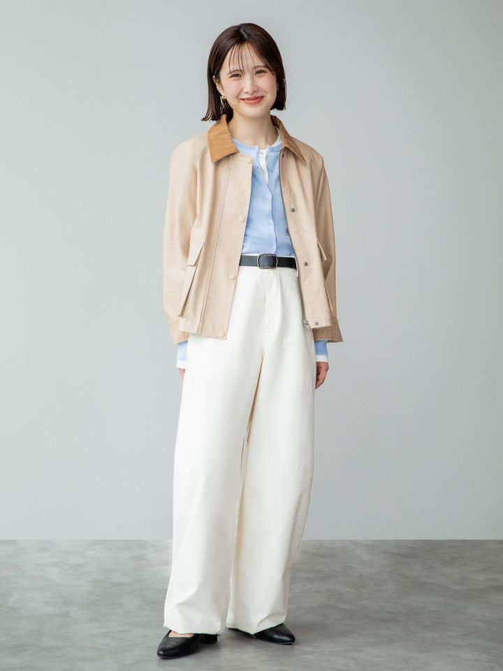 ベージュ＆白で春らしい爽やかな着こなしに 出典：StyleHint