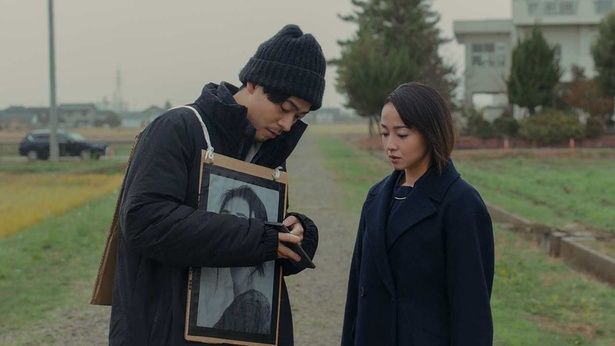 【写真を見る】妻の遺影を抱えた浅岡信治(成田凌)と、彼に目を付ける記者、福島美波(沢尻エリカ) [c]2026 #VIRAL PRODUCTION COMMITTEE