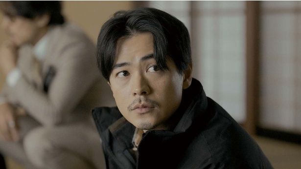 妻を亡くした主人公の浅岡信治(成田凌) [c]2026 #VIRAL PRODUCTION COMMITTEE