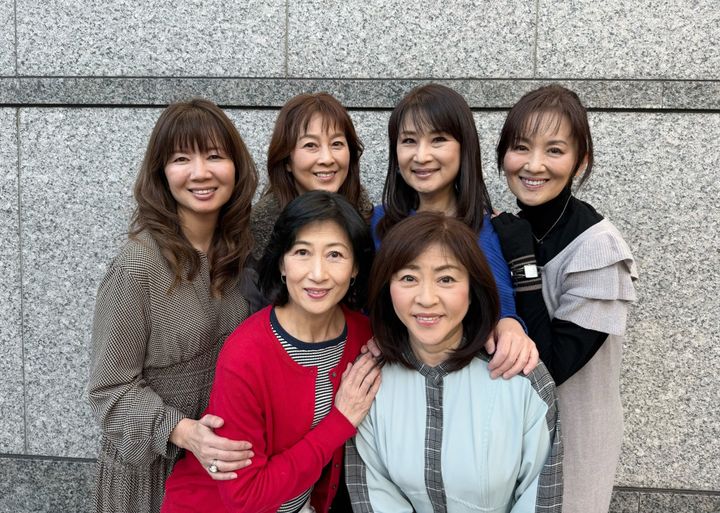 お神セブン、3年ぶりに自主公演開催！ 後列左から桑田靖子・森尾由美・小林千絵・大沢逸美、前列左から木元ゆうこ・松本明子 width=