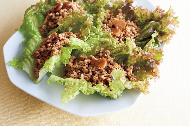 にんにくが食欲を刺激する“挽き肉醤油レタス包み”
