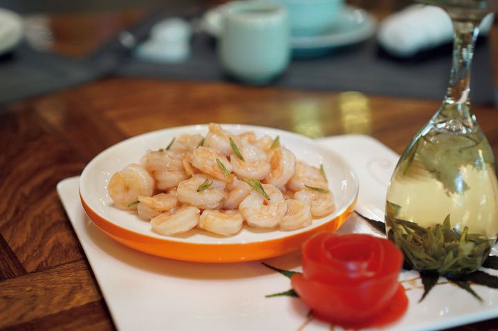 春に収穫した緑茶の新芽を使ったエビ料理