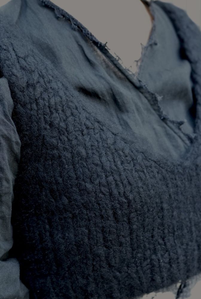 同色ながらも、異素材レイヤードでコーデに奥行きを