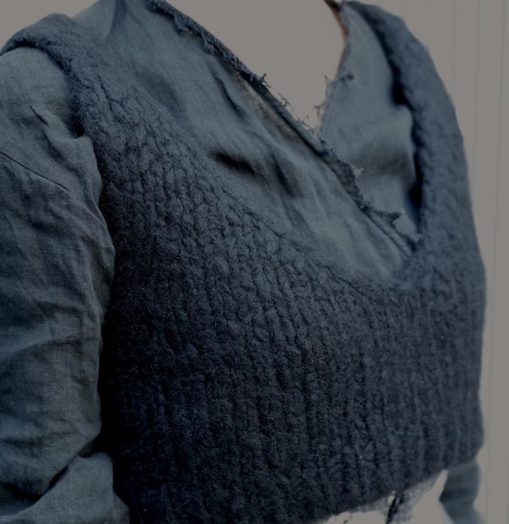 同色ながらも、異素材レイヤードでコーデに奥行きを