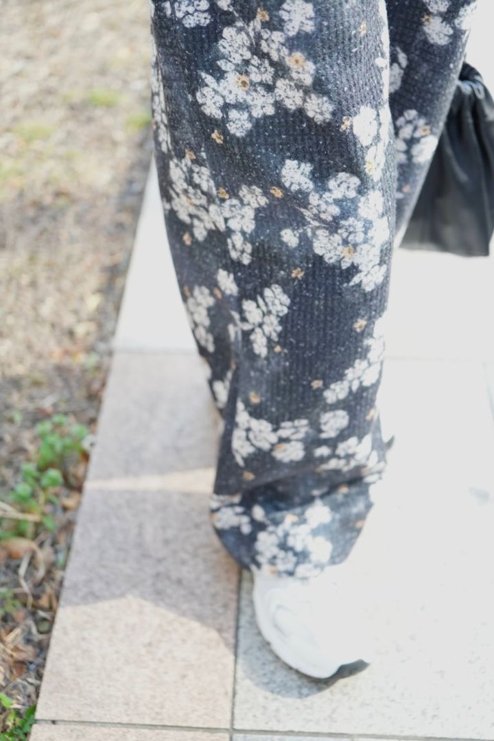 大柄の黒ボトムスがコーデの主役