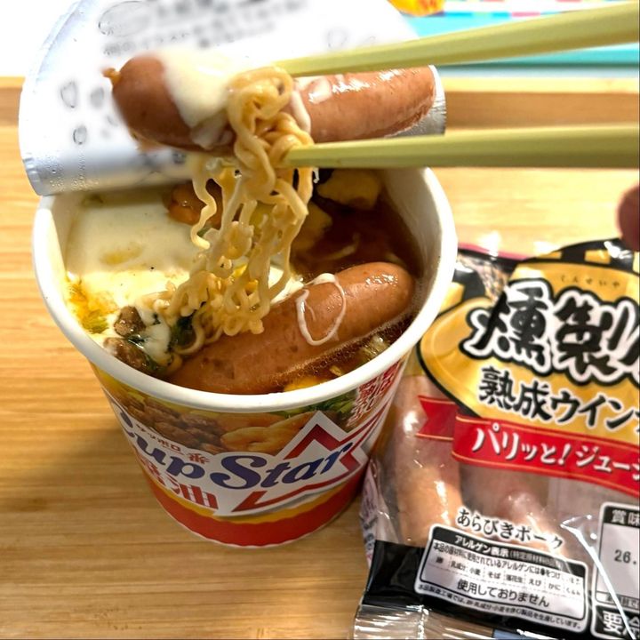燻製屋熟成ウインナーの新しい食べ方！お湯を注ぐだけで旨みアップカップ麺