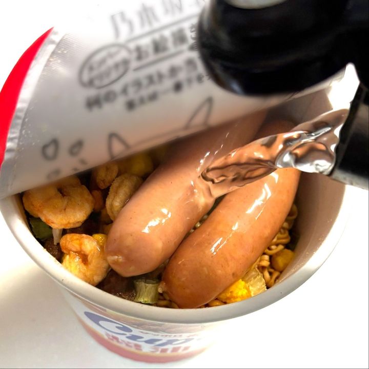 カップ麺にウインナーをイン！