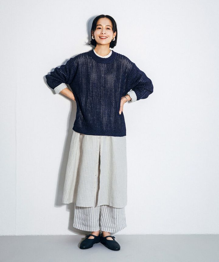 リネン洗いざらしイージーワイドパンツ¥4,990 ／無印良品、強撚コットンローゲージセーター¥8,990／MUJI Labo（ともに無印良品 銀座）、イヤリング¥16,200、ブレスレット¥5,500／ともにアビステ、ワンストラップシューズ¥41,800／パドカレ（パドカレ六本木）