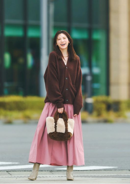 【毎日コーデ】ときめくピンクスカートはゆるカーデでこなれた可愛さに
