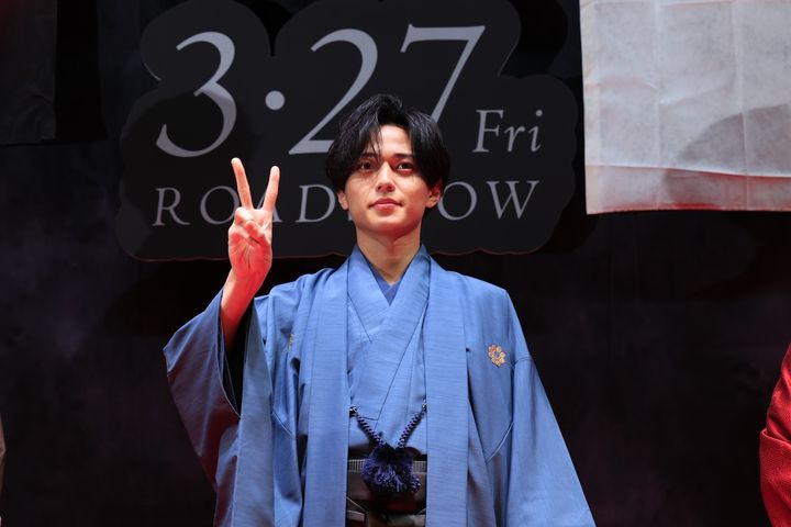 永瀬廉「明日から頑張ろうという活力をもらえる」『鬼の花嫁』完成披露で観客の拍手に笑顔