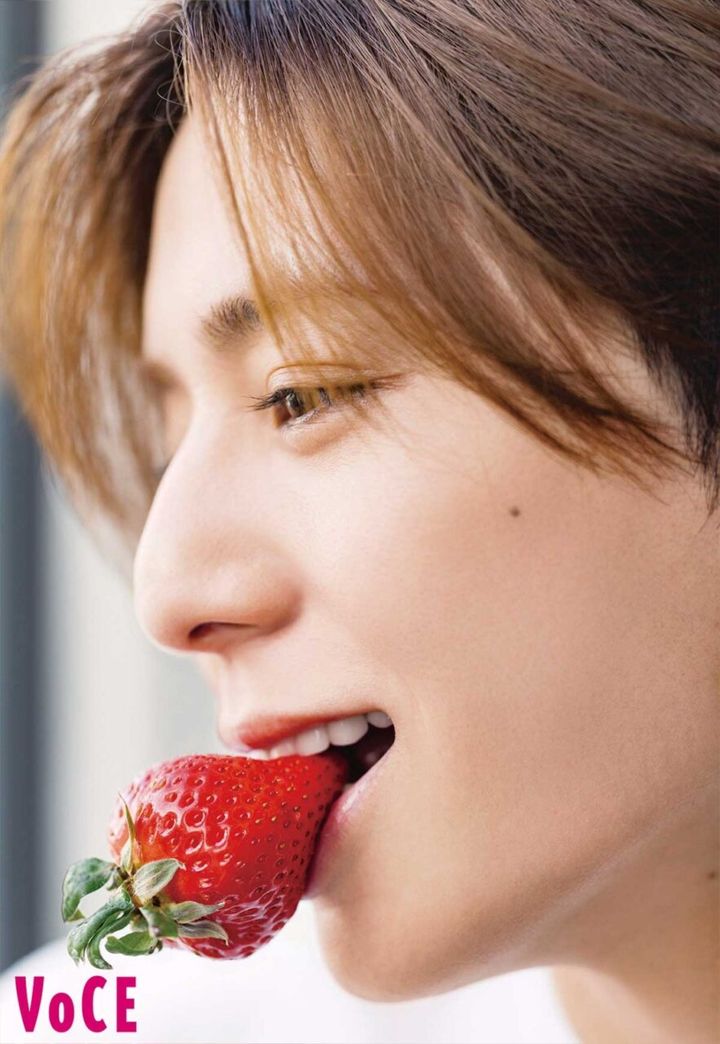 山田涼介さんが約1年ぶりにVOCEの表紙に登場！ カバービューティでは「山田涼介になりたい」をテーマに100問100答を実施。スキンケアからライフスタイルまで、山田さんの美の秘訣を徹底的に深掘りしました。