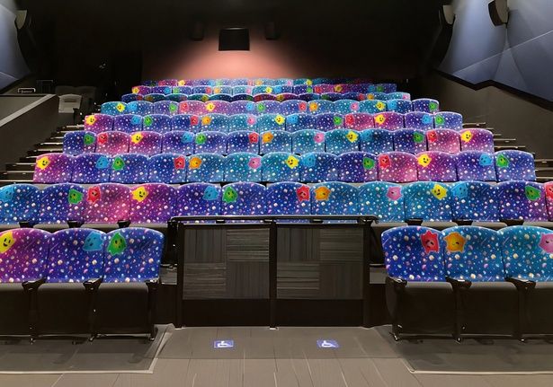 【写真を見る】「スーパーマリオシアター」では星の子チコが全シートにデザインされている [c] 2025 Nintendo and Universal Studios. All Rights Reserved.