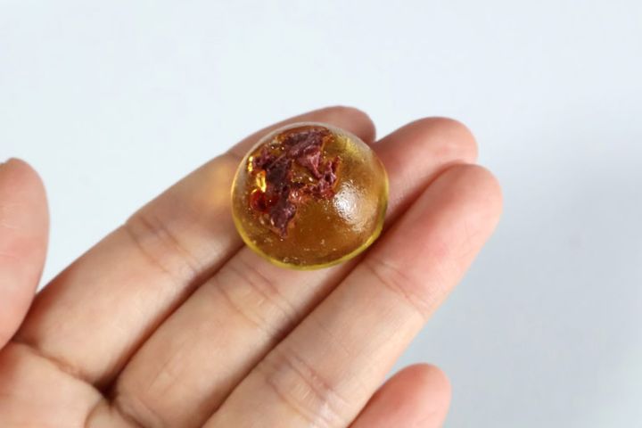べっこう飴の中にフリーズドライの南高梅が埋め込まれている