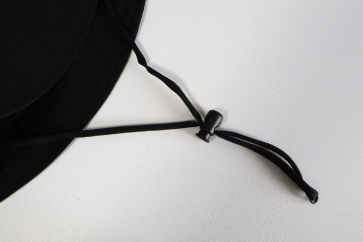 飛んでいかないようにあご紐つき