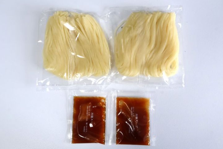 麺とスープが２人前入り