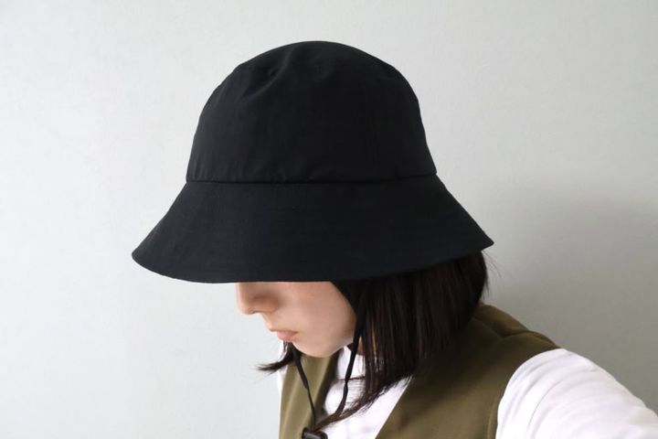 風を通す ちいさくまとまる バケットハットをかぶったところ