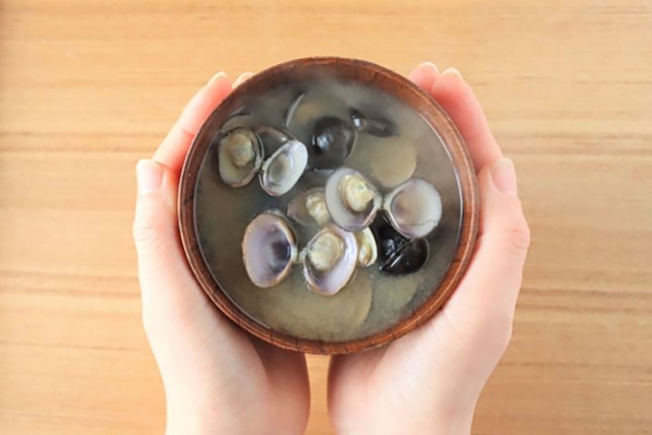 シジミ汁には、コハク酸やグルタミン酸などのうまみ成分が凝縮されています。