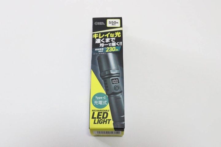 ダイソーのRECHARGEABLE LED LIGHTのパッケージ