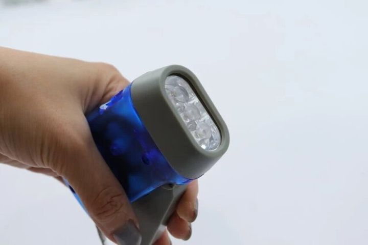 ダイソーの手動発電3LEDライトのサイズ