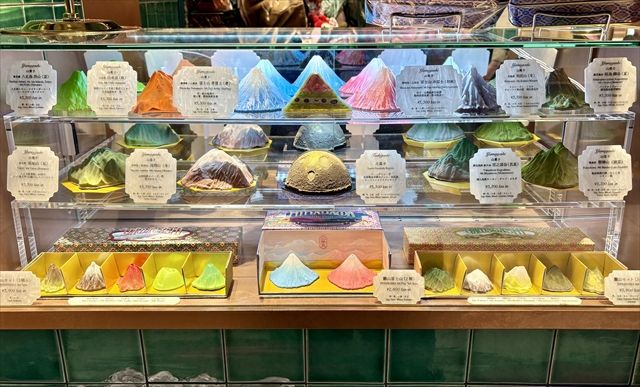 オープン記念で新山菓子が登場