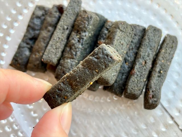 無花果と黒胡椒の竹炭チーズスティック