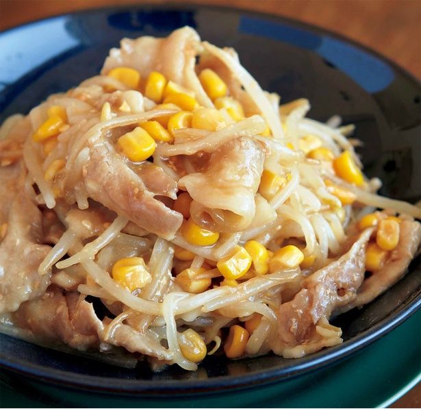 もやしと豚バラのみそバター蒸し（料理・上島亜紀、撮影・澤木央子） （C）レタスクラブ編集部