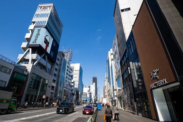 【東京都渋谷区】インターナショナルファッションブランド「Desigual」が渋原VISIONでCMを放映中