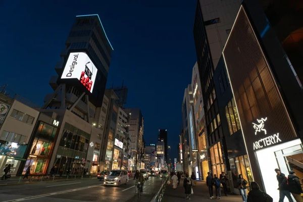 【東京都渋谷区】インターナショナルファッションブランド「Desigual」が渋原VISIONでCMを放映中