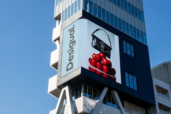 【東京都渋谷区】インターナショナルファッションブランド「Desigual」が渋原VISIONでCMを放映中