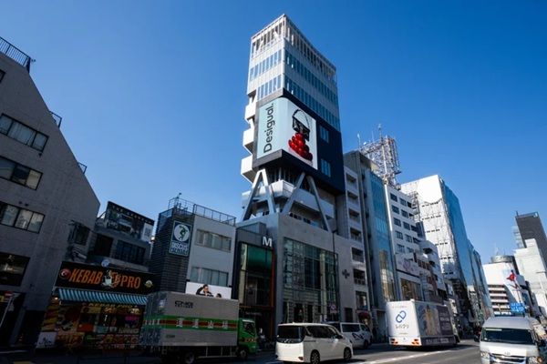 【東京都渋谷区】インターナショナルファッションブランド「Desigual」が渋原VISIONでCMを放映中