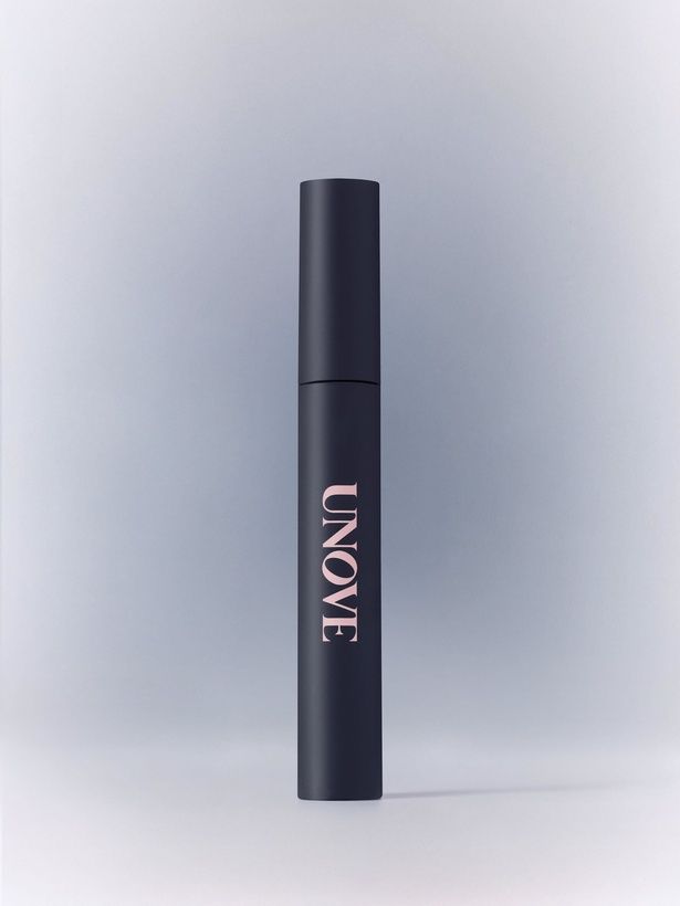 うねり毛をケアする「アノブ フリズカーミングコントロールヘアスティック」(1320円)は湿気の多い日本で重宝されそうだ