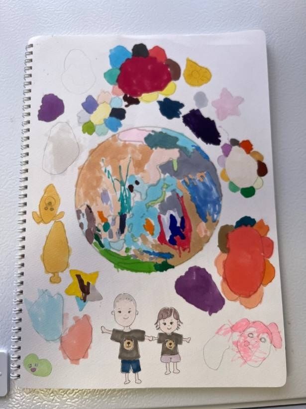 スケッチブックの中には、のびのびとした子どもたちの世界が広がっている