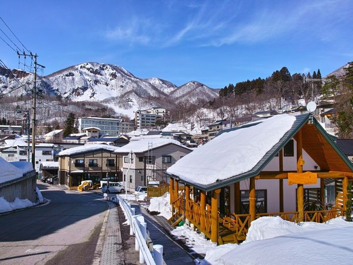 All About ニュース編集部が全国250人を対象に実施した「温泉地」に関するアンケートの調査結果から、1人旅で行きたいと思う「山形県の温泉地」ランキングを発表！ 2位「蔵王温泉」を抑えた1位は？