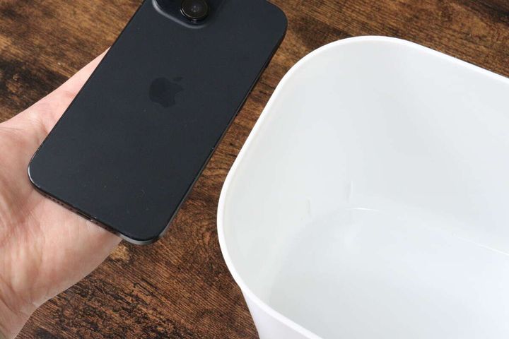 ダイソーのソフトバスケット スリムタイプはスマホとほぼ同じ幅