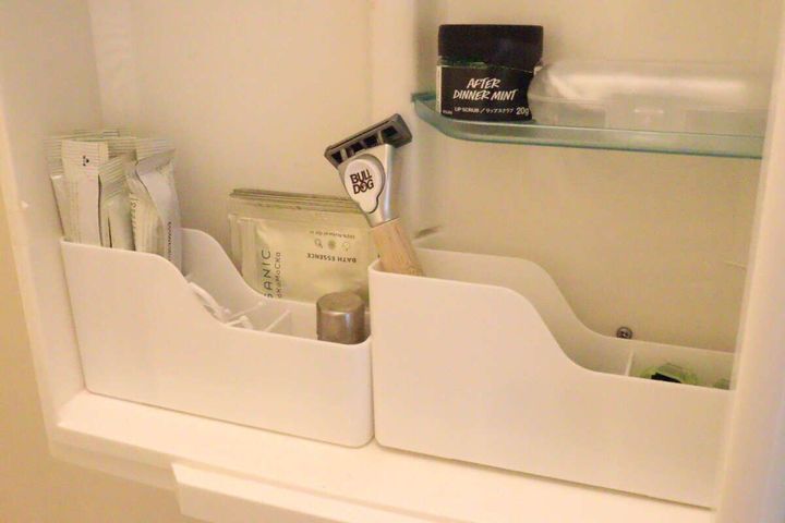 セリアのスリムタイプコスメスタンドを鏡裏にしまう