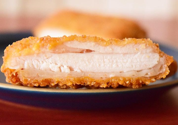 衣はやや薄めながらも、ザクザクとした軽快な食感が楽しめます。