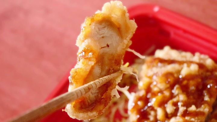 チキン竜田はやや衣に厚みがあり、少し唐揚げ風の仕上がりですが、カリカリとした食感が楽しめます。