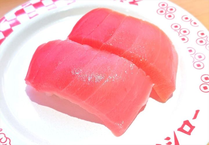 「地中海産 本鮪中とろ味比べ」（右がオリジナル煮切りしょうゆ漬け）