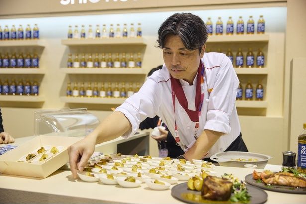  【写真】グランシェフの秋山隆作さんによる「液体塩こうじ」を用いたメニューの試食が実施された