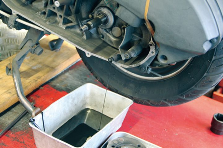 【走行10万km超え】アドレスV125の悲鳴！後輪の異音と引っかかりの正体を故障診断