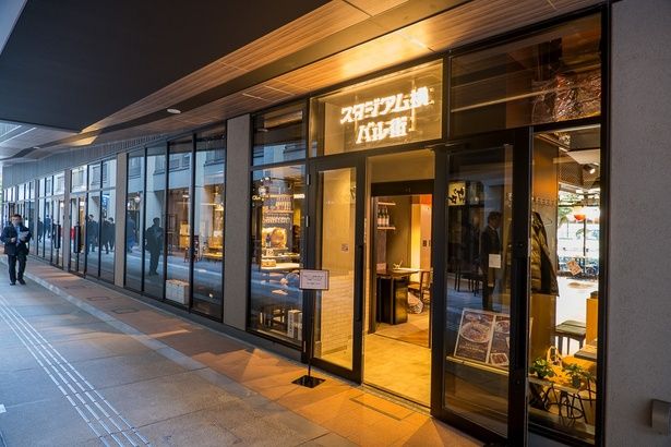 「スタジアム横バル街」は、建物の中に飲食店が集まっている