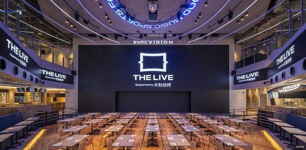 「THE LIVE supported by 大和地所」の大型ビジョンとフードホール